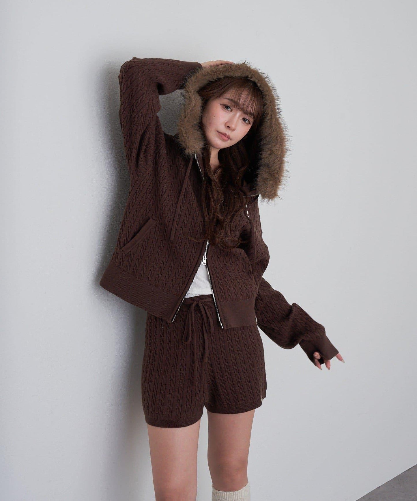 帶毛絨連帽抽繩胸部刺繡衛衣