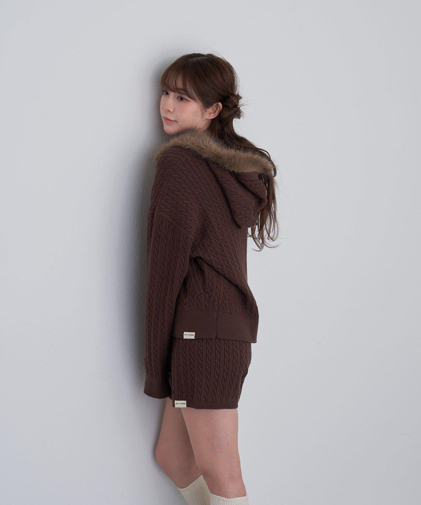 帶毛絨連帽抽繩胸部刺繡衛衣