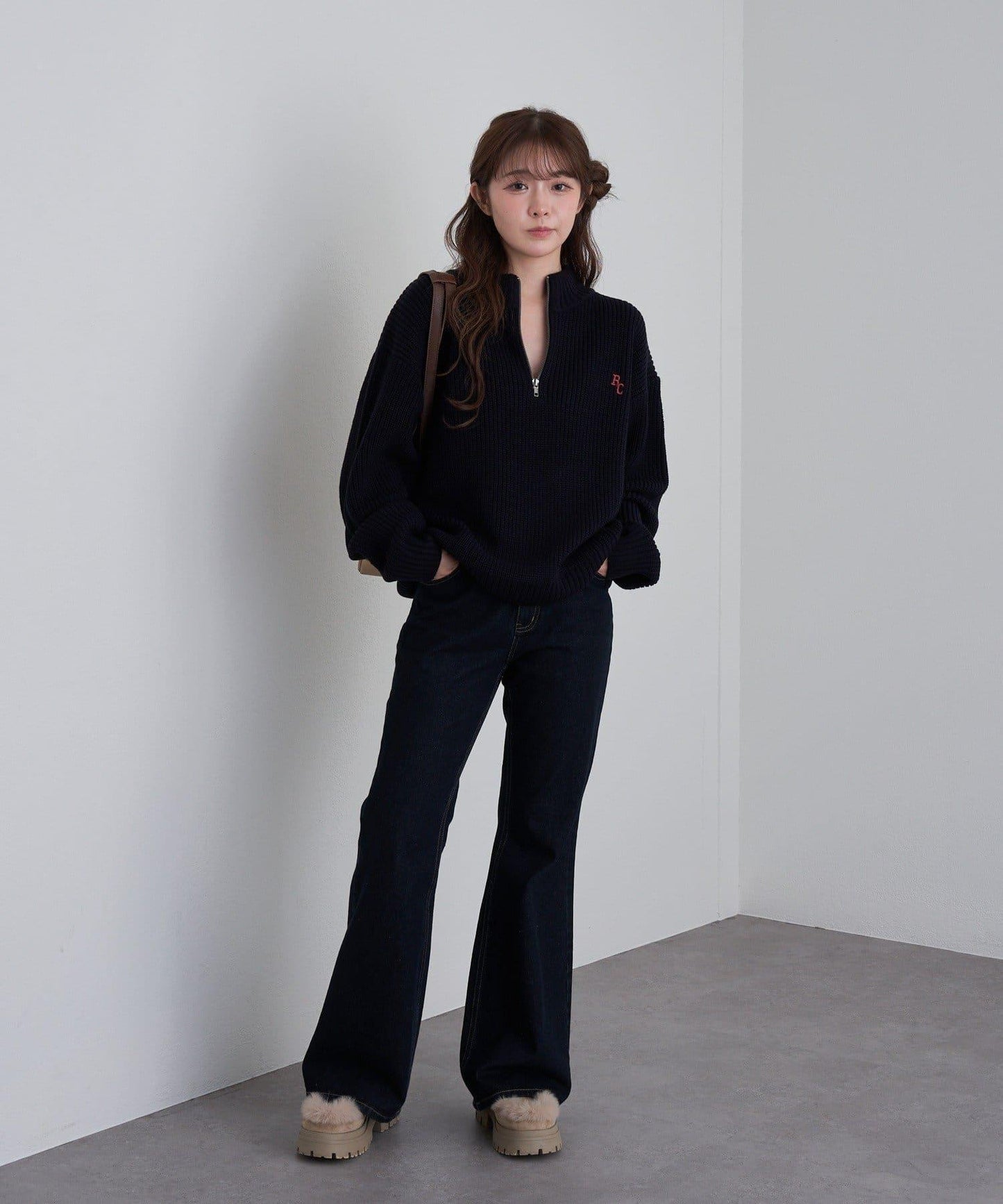 立領胸部刺繡針織衫