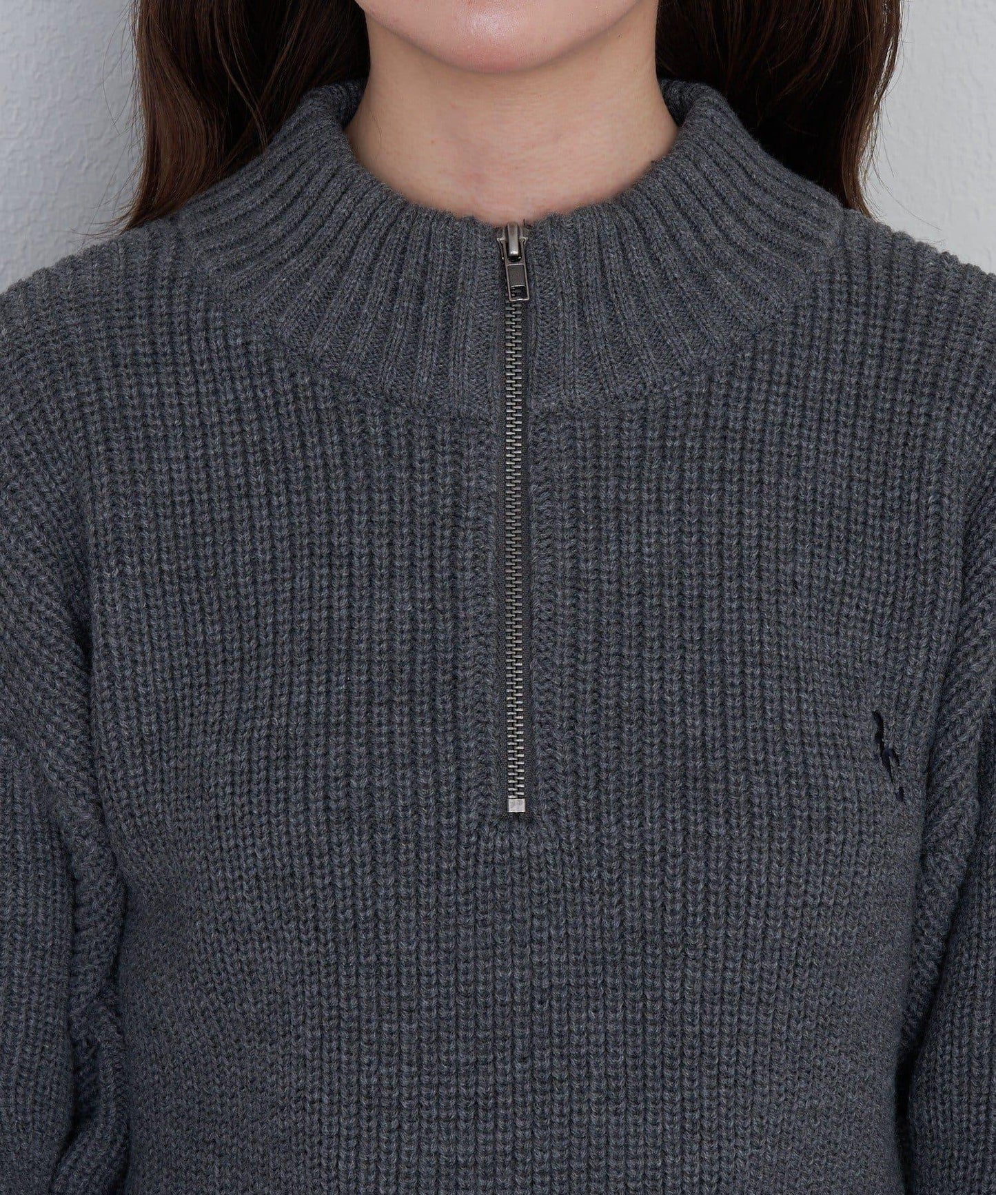 立領胸部刺繡針織衫