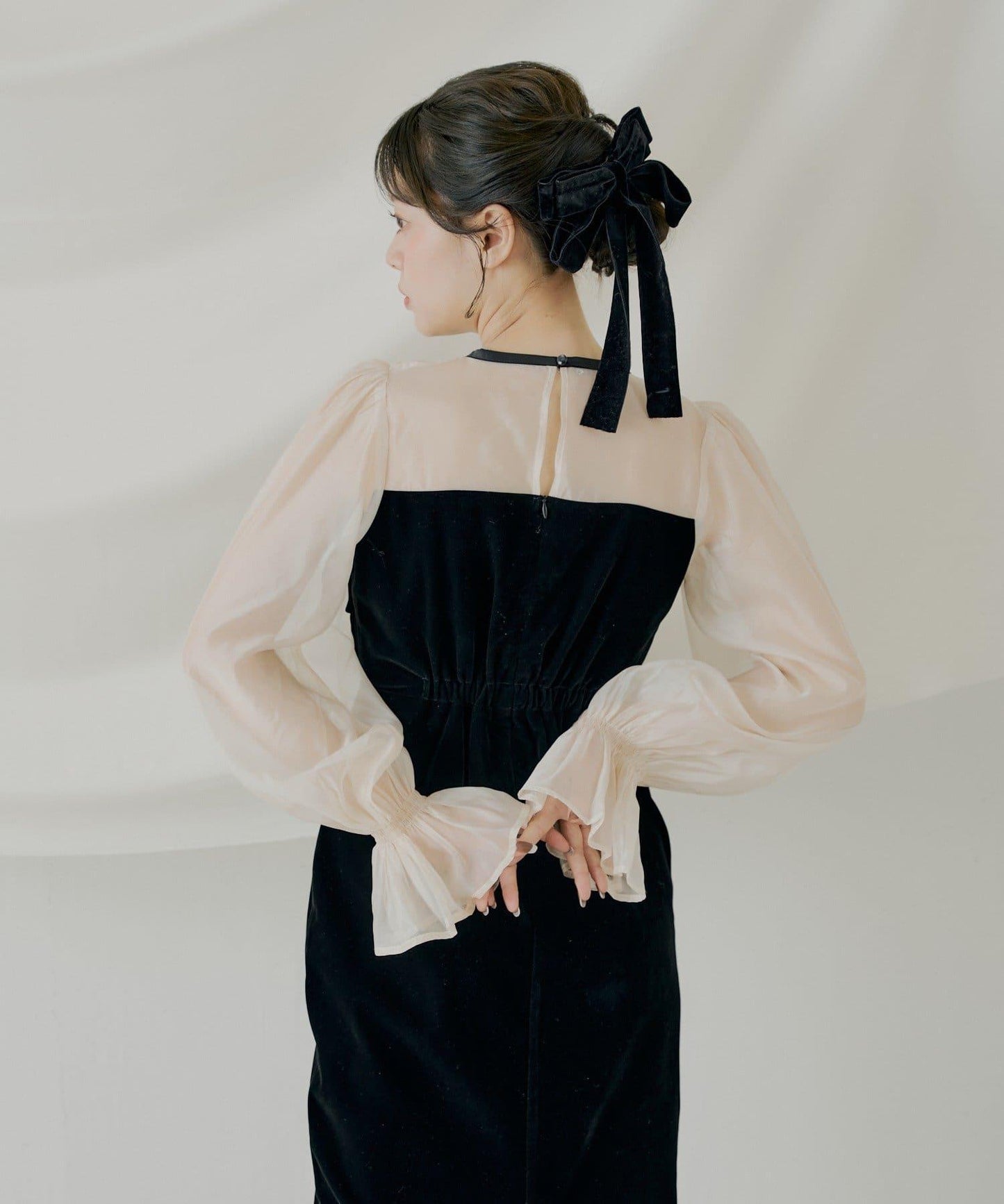 配色透視蝴蝶結天鵝絨連衣裙【SALON by Chico】