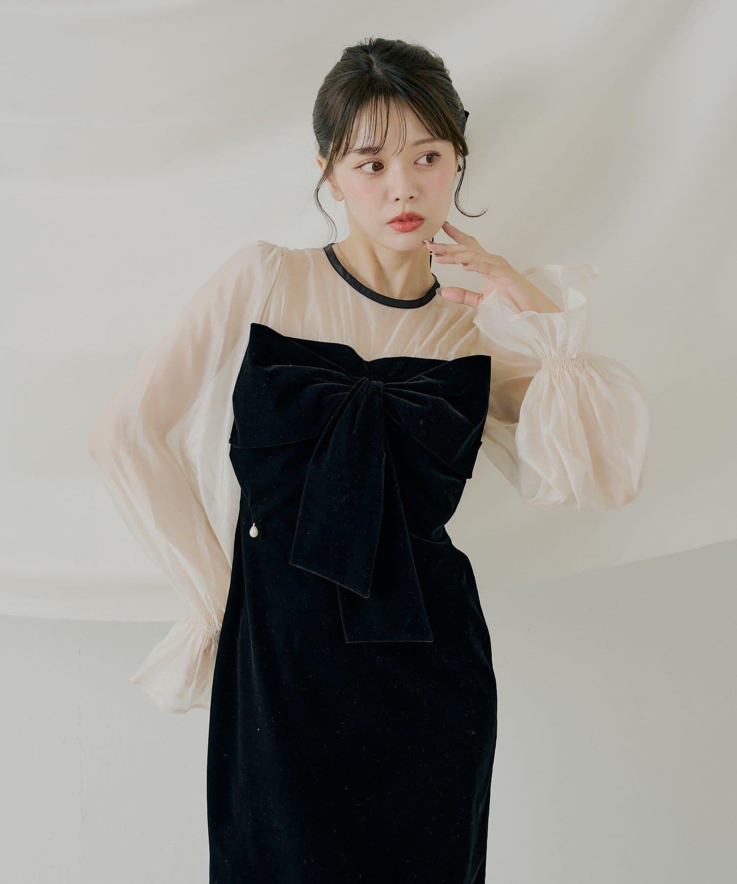 配色透視蝴蝶結天鵝絨連衣裙【SALON by Chico】