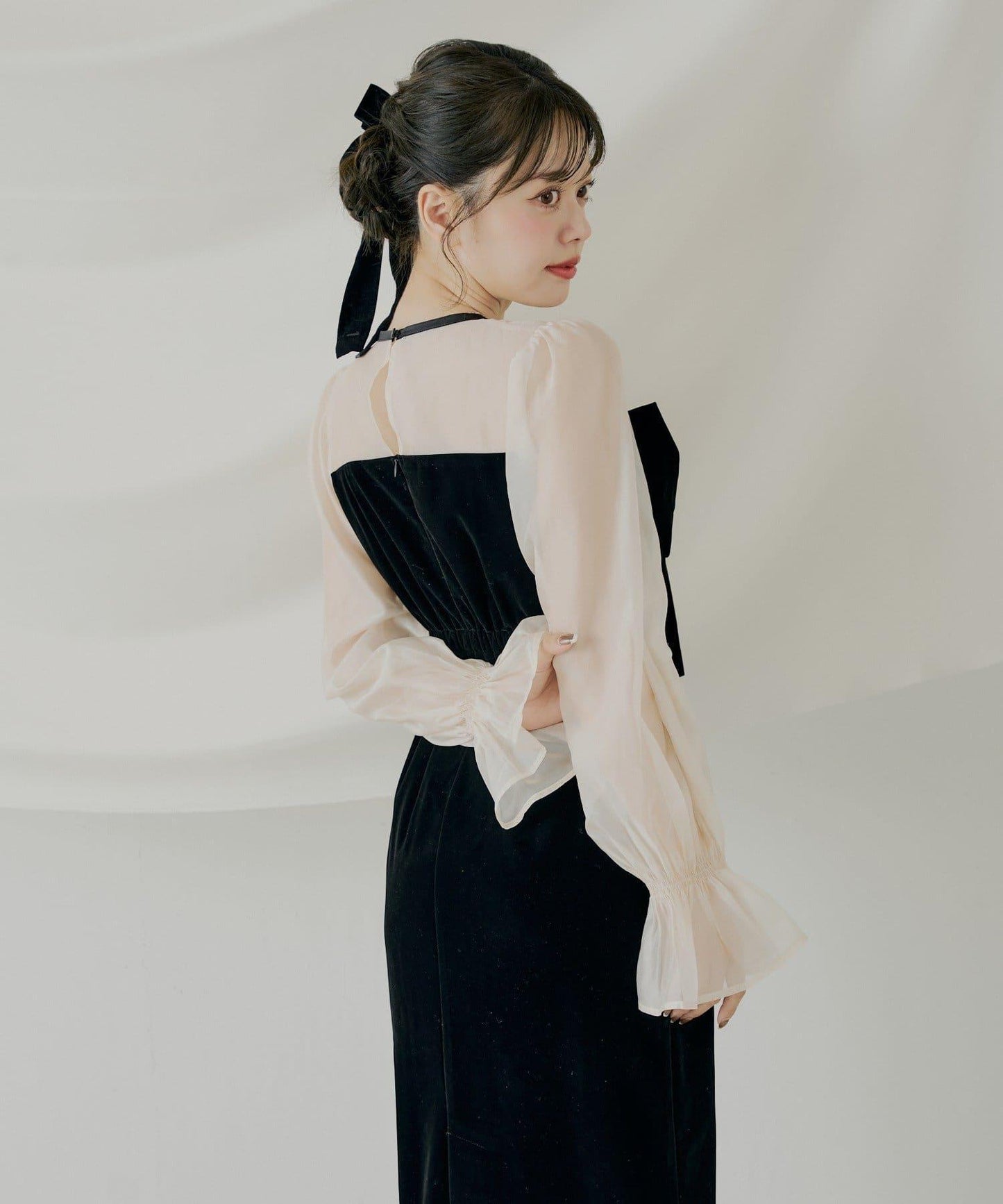 配色透視蝴蝶結天鵝絨連衣裙【SALON by Chico】