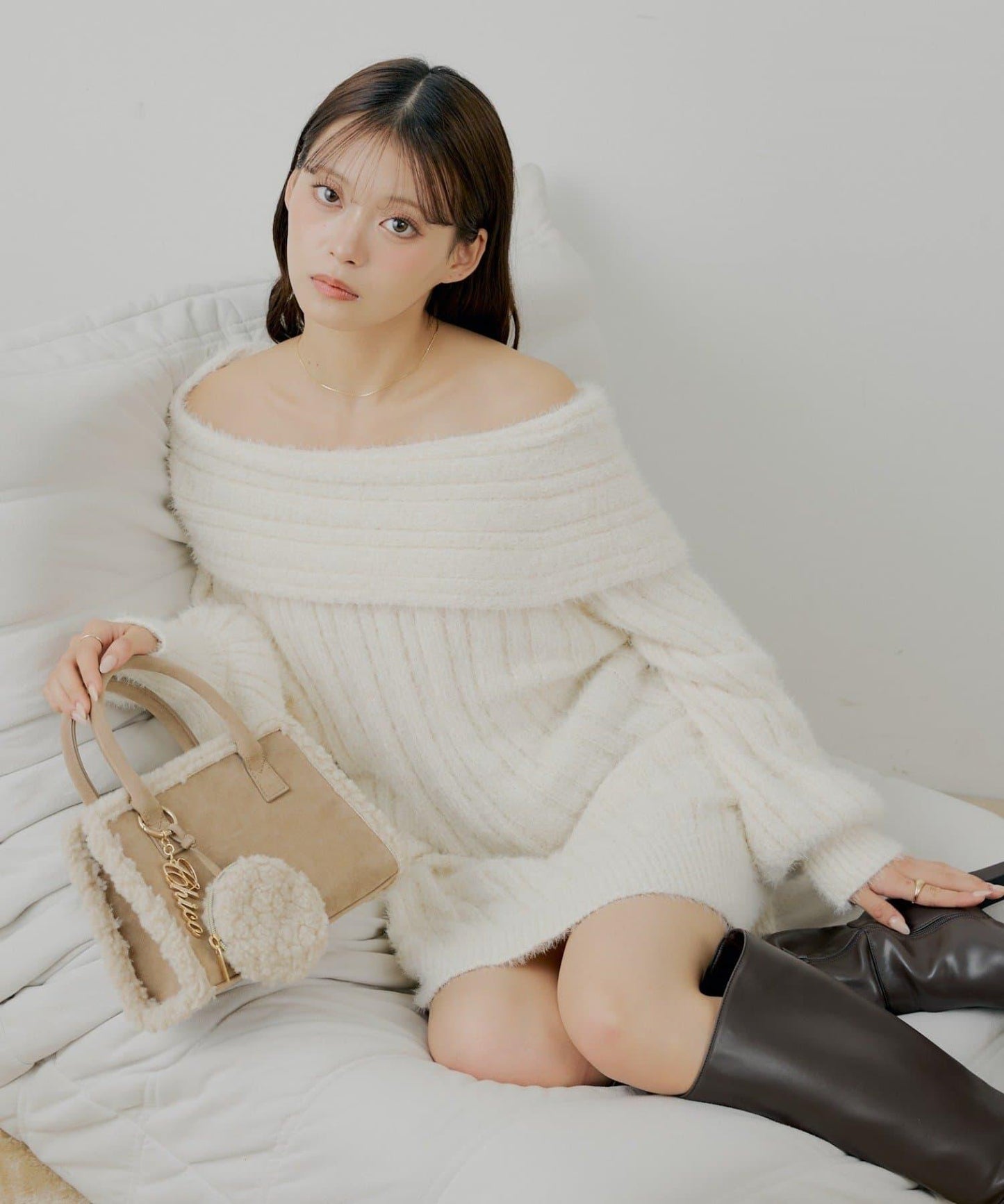 毛絨一字肩迷你連衣裙