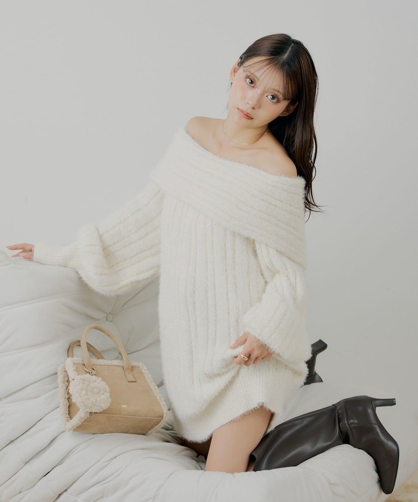 毛絨一字肩迷你連衣裙