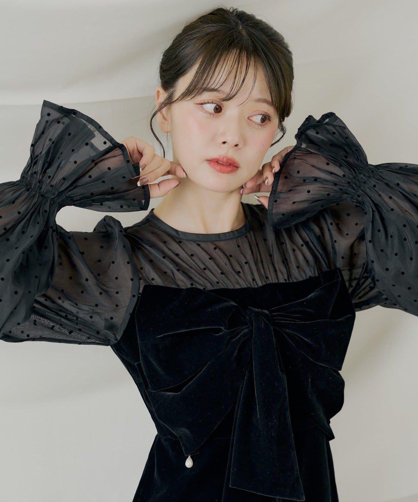 配色透視蝴蝶結天鵝絨連衣裙【SALON by Chico】