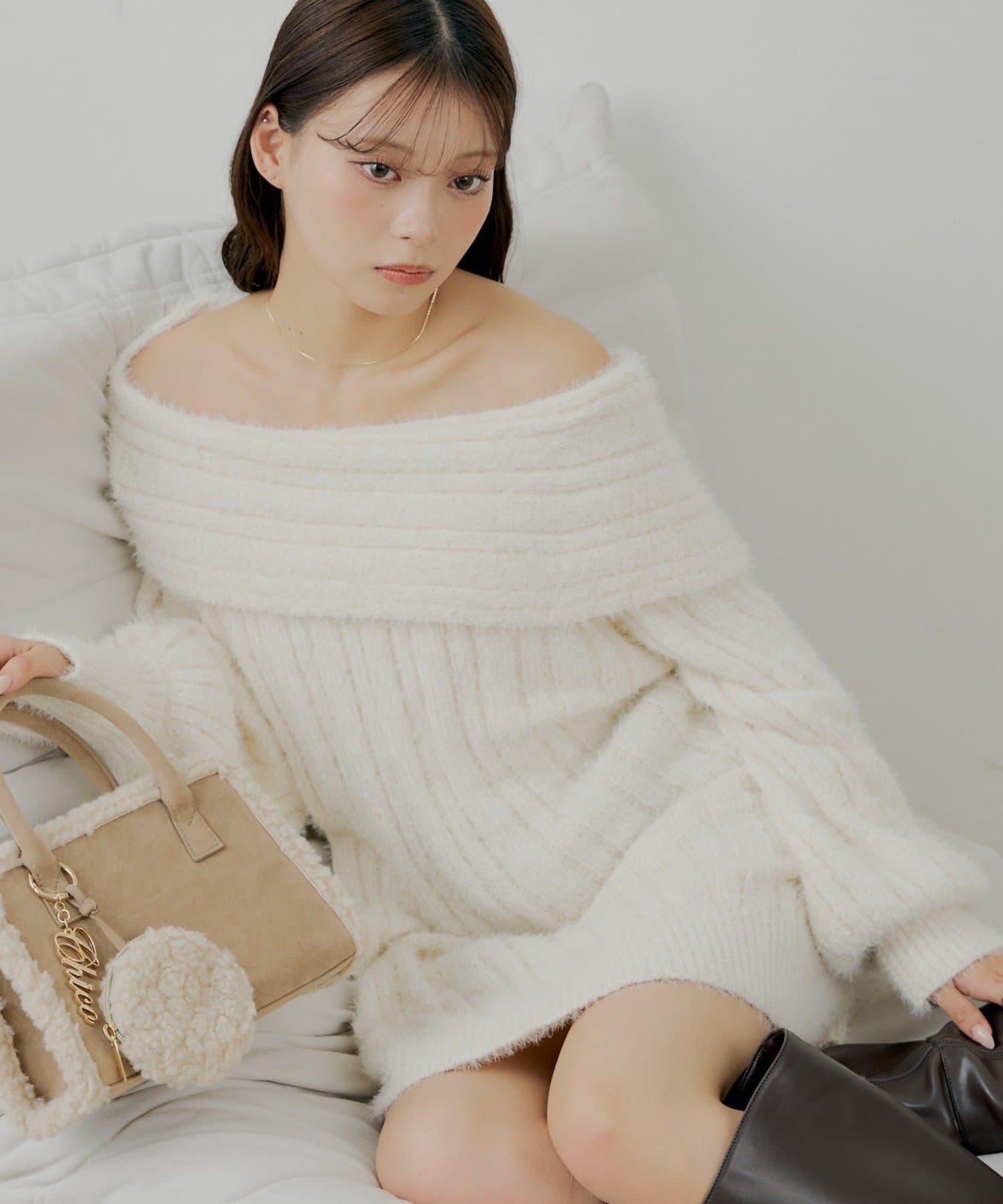 毛絨一字肩迷你連衣裙