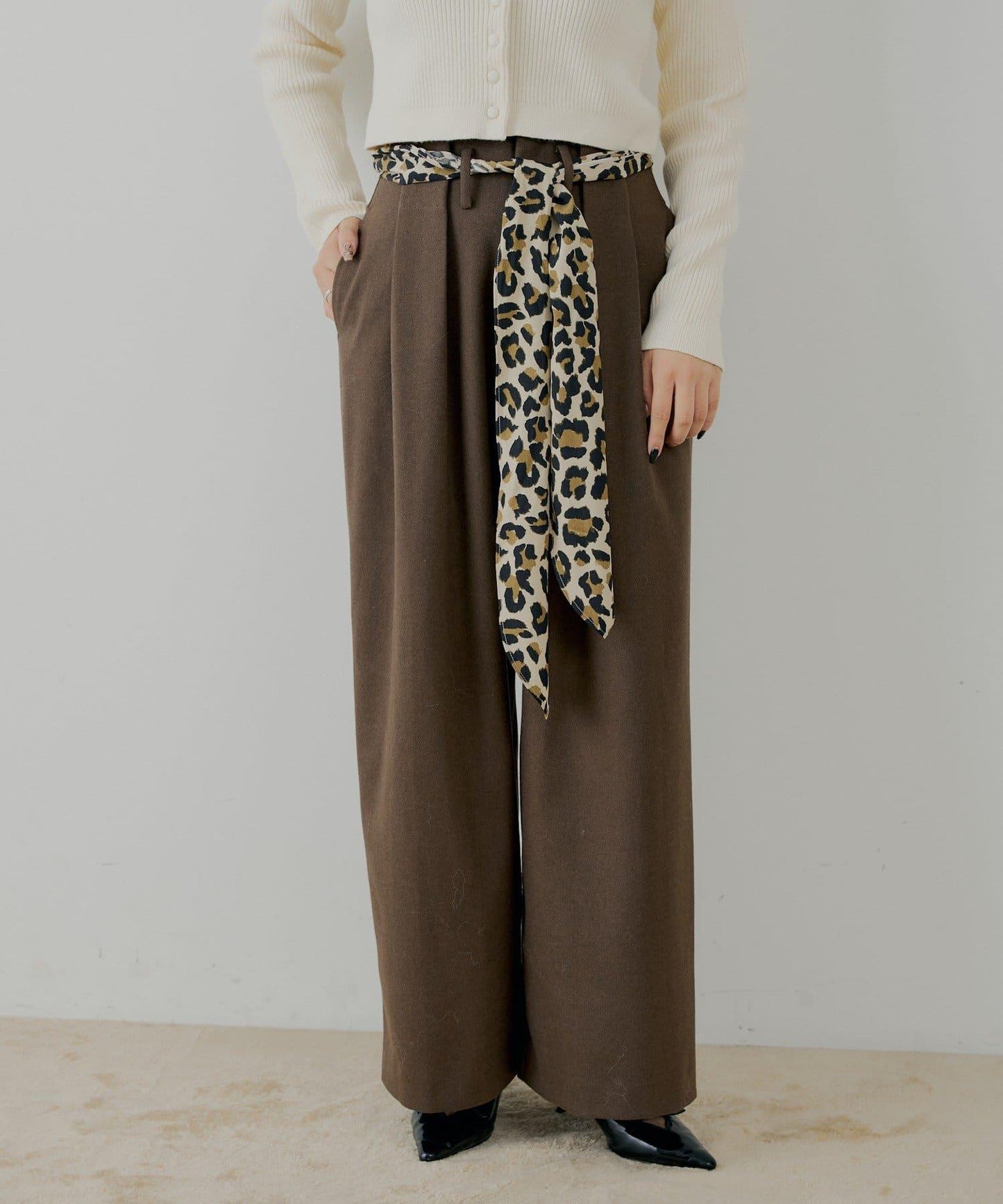 【SALON by Chico】附絲巾腰帶雙褶羊毛休閒褲