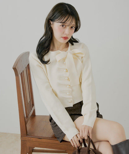 前繫帶珍珠荷葉邊上衣【SALON by Chico】