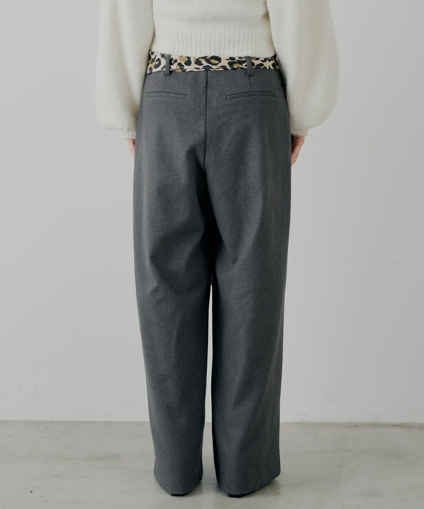 【SALON by Chico】附絲巾腰帶雙褶羊毛休閒褲