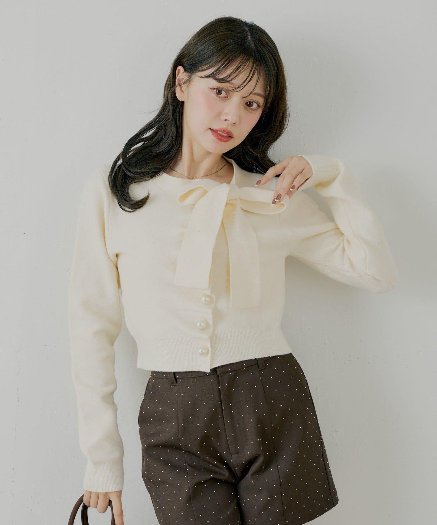 前繫帶珍珠荷葉邊上衣【SALON by Chico】