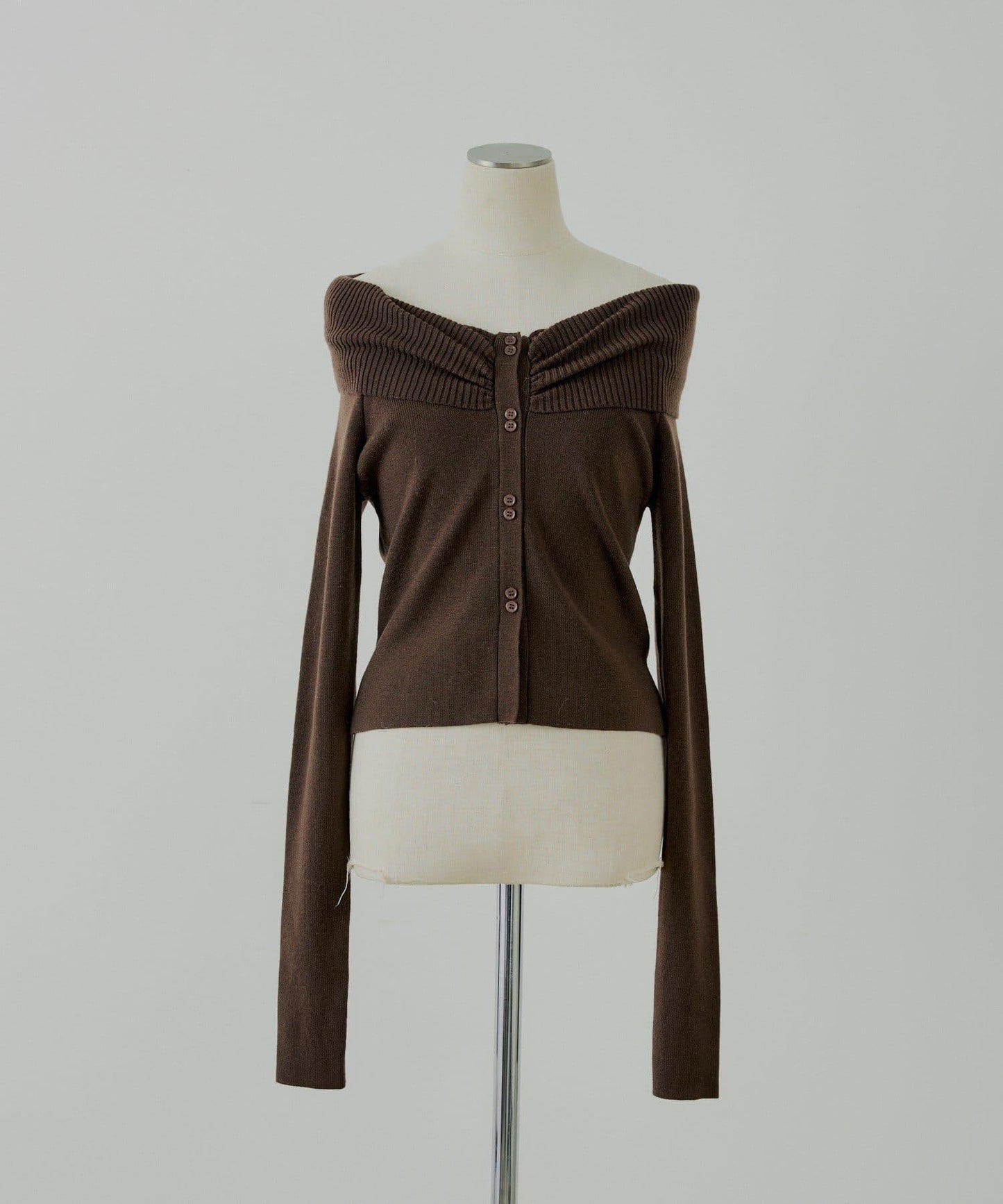 前扣露肩針織衫