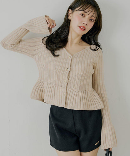 金色紐扣荷葉邊花紋針織衫【SALON by Chico】