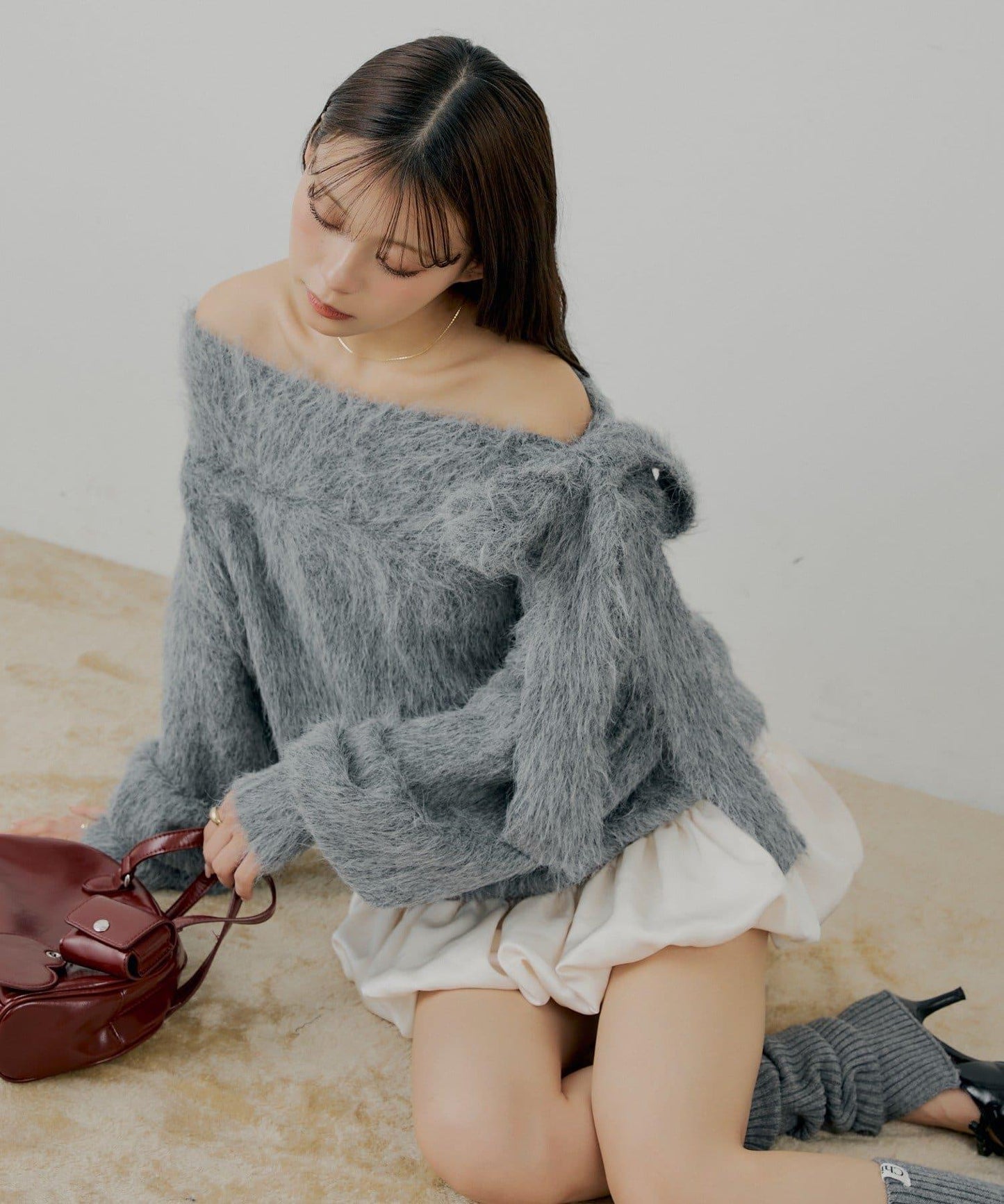 肩帶蝴蝶結露肩開衩一字領針織衫