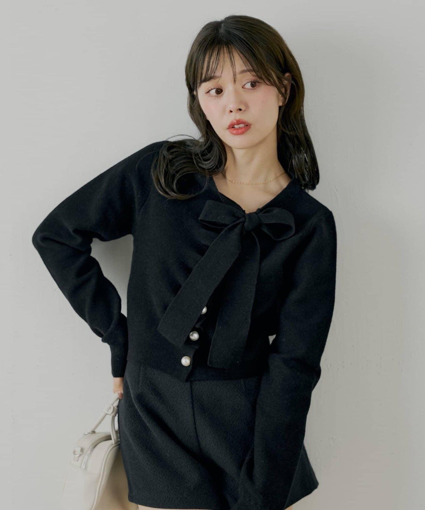 前繫帶珍珠荷葉邊上衣【SALON by Chico】