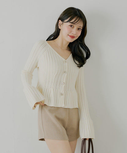 金色紐扣荷葉邊花紋針織衫【SALON by Chico】