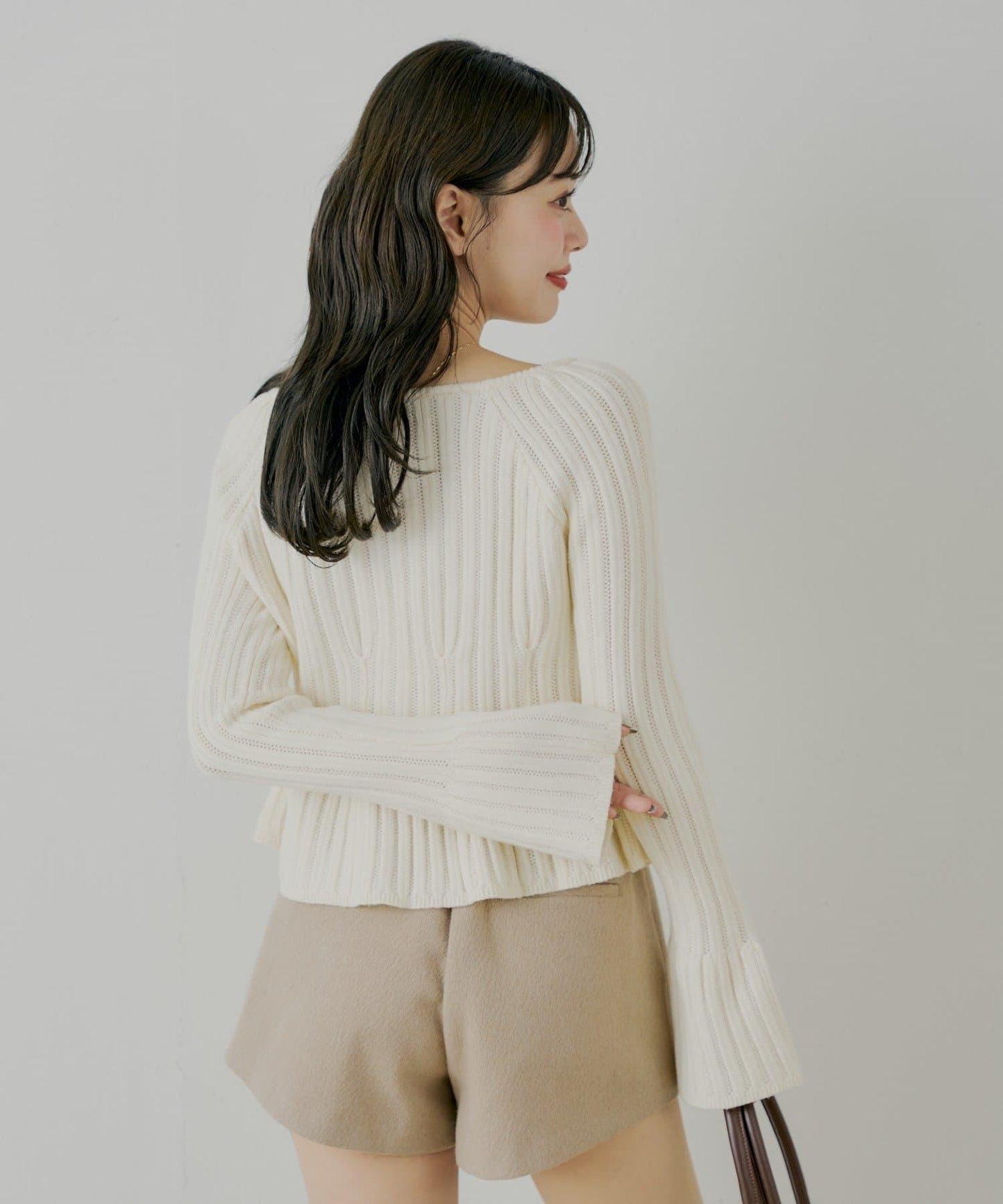 金色紐扣荷葉邊花紋針織衫【SALON by Chico】