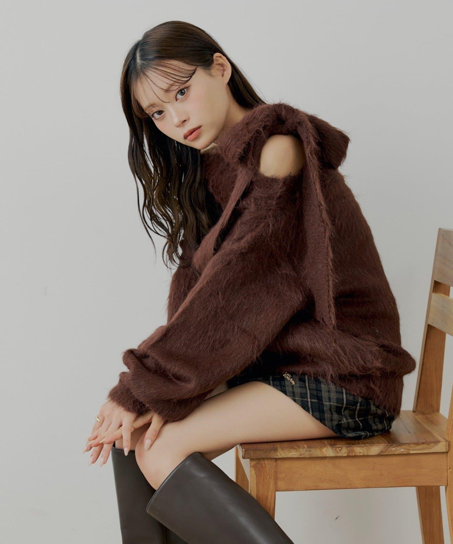 肩帶蝴蝶結露肩開衩一字領針織衫