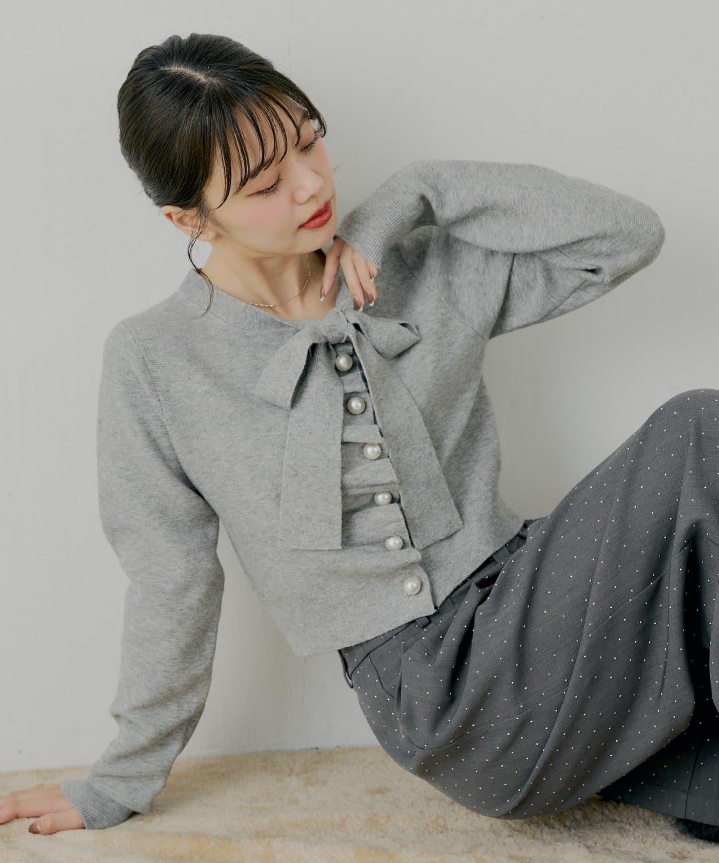 前繫帶珍珠荷葉邊上衣【SALON by Chico】