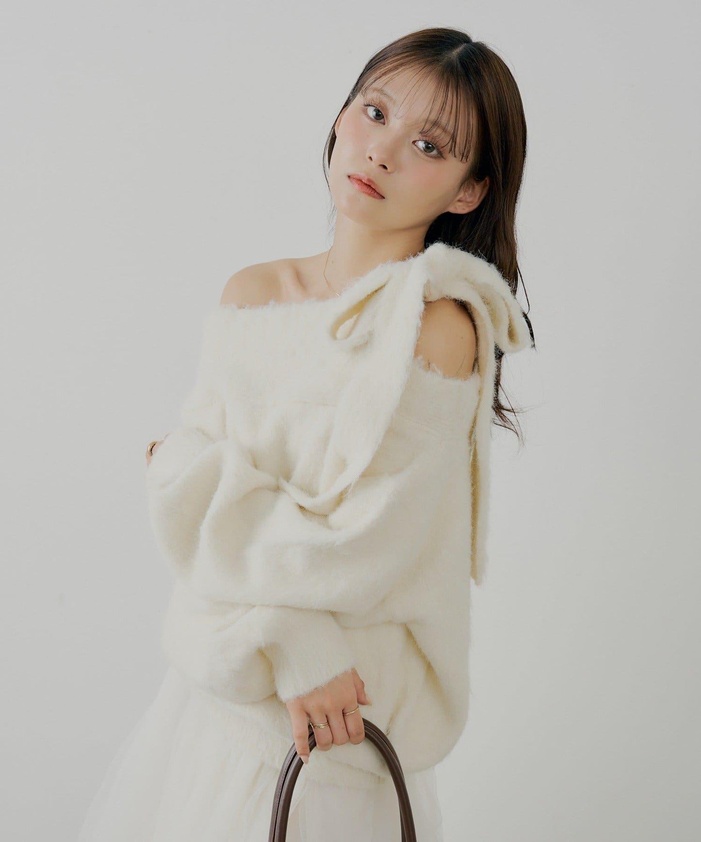 肩帶蝴蝶結露肩開衩一字領針織衫