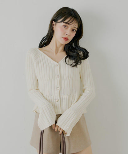 金色紐扣荷葉邊花紋針織衫【SALON by Chico】