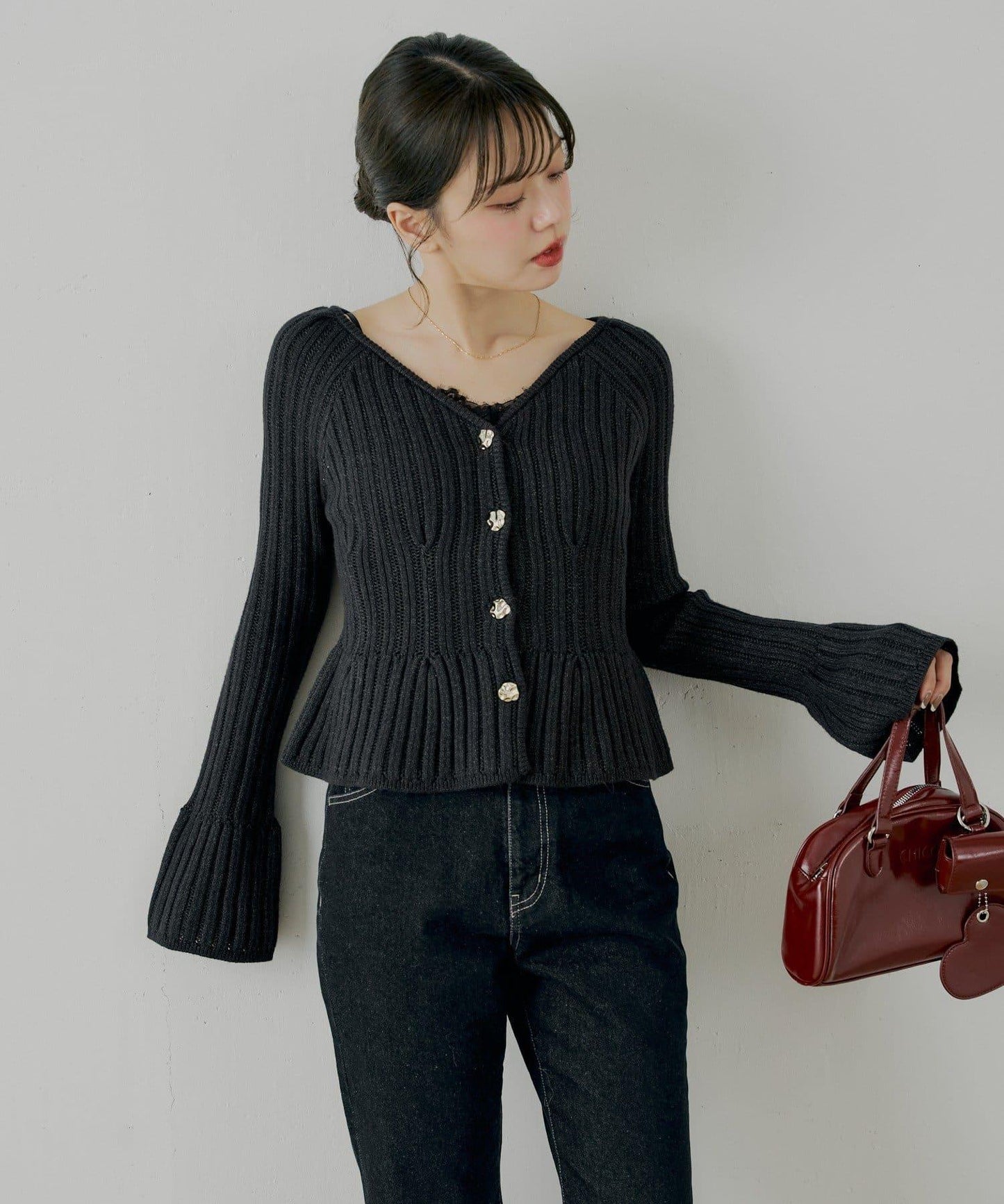 金色紐扣荷葉邊花紋針織衫【SALON by Chico】