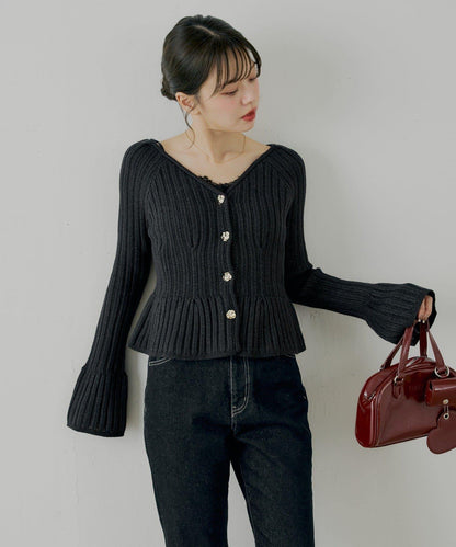 金色紐扣荷葉邊花紋針織衫【SALON by Chico】