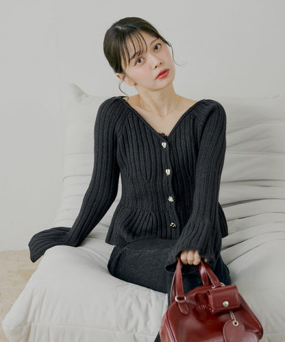 金色紐扣荷葉邊花紋針織衫【SALON by Chico】