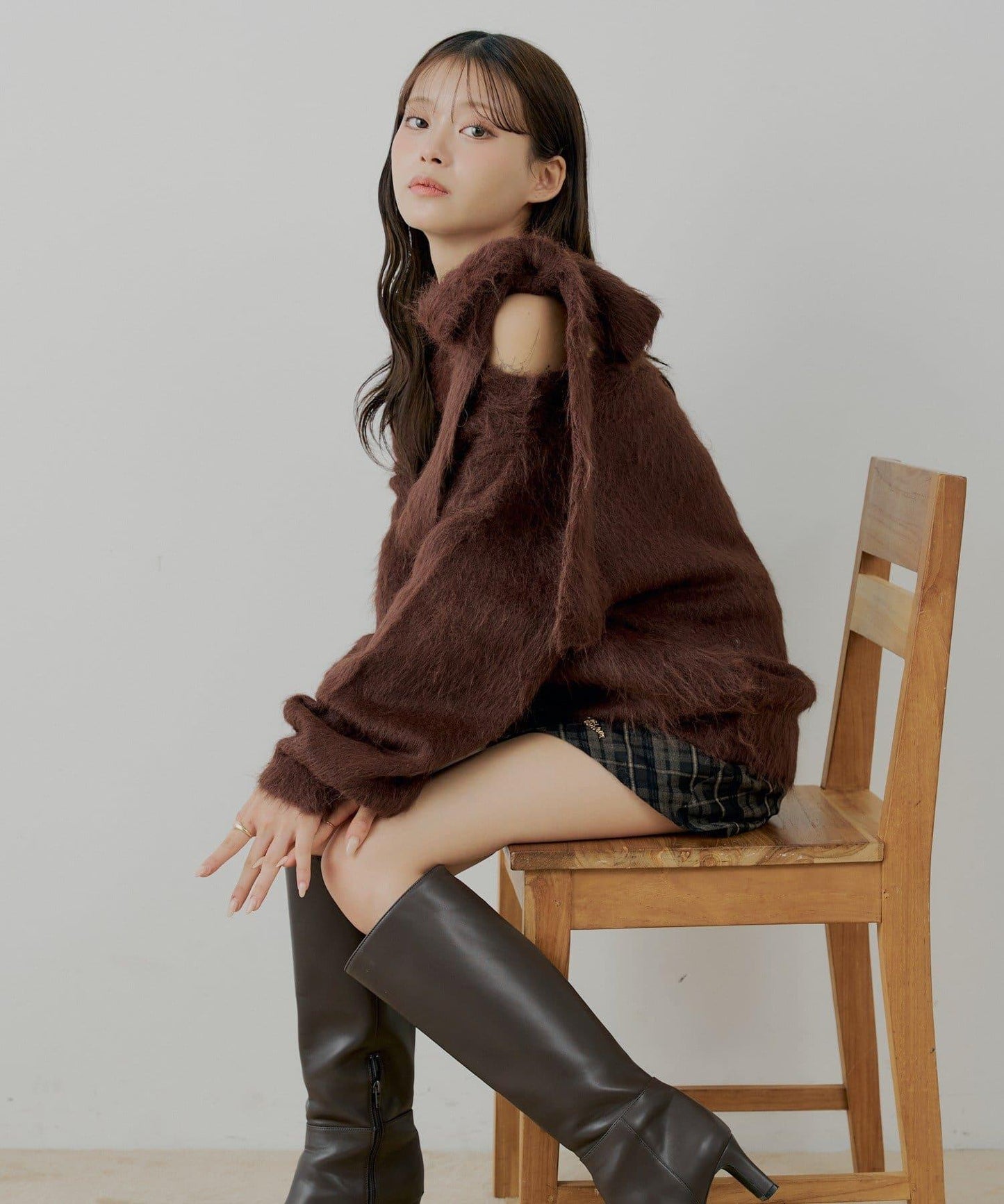 肩帶蝴蝶結露肩開衩一字領針織衫