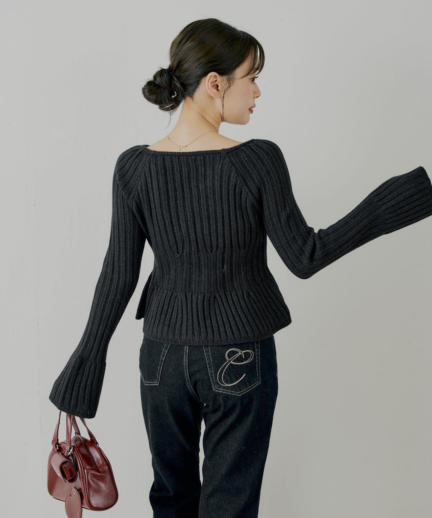 金色紐扣荷葉邊花紋針織衫【SALON by Chico】