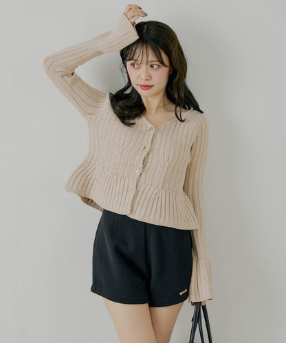 金色紐扣荷葉邊花紋針織衫【SALON by Chico】