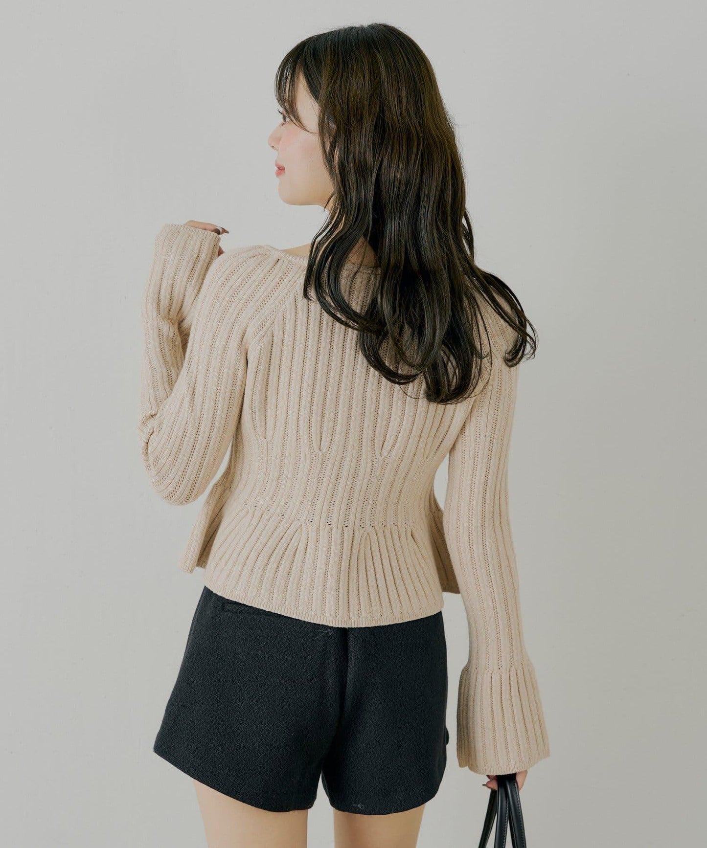 金色紐扣荷葉邊花紋針織衫【SALON by Chico】