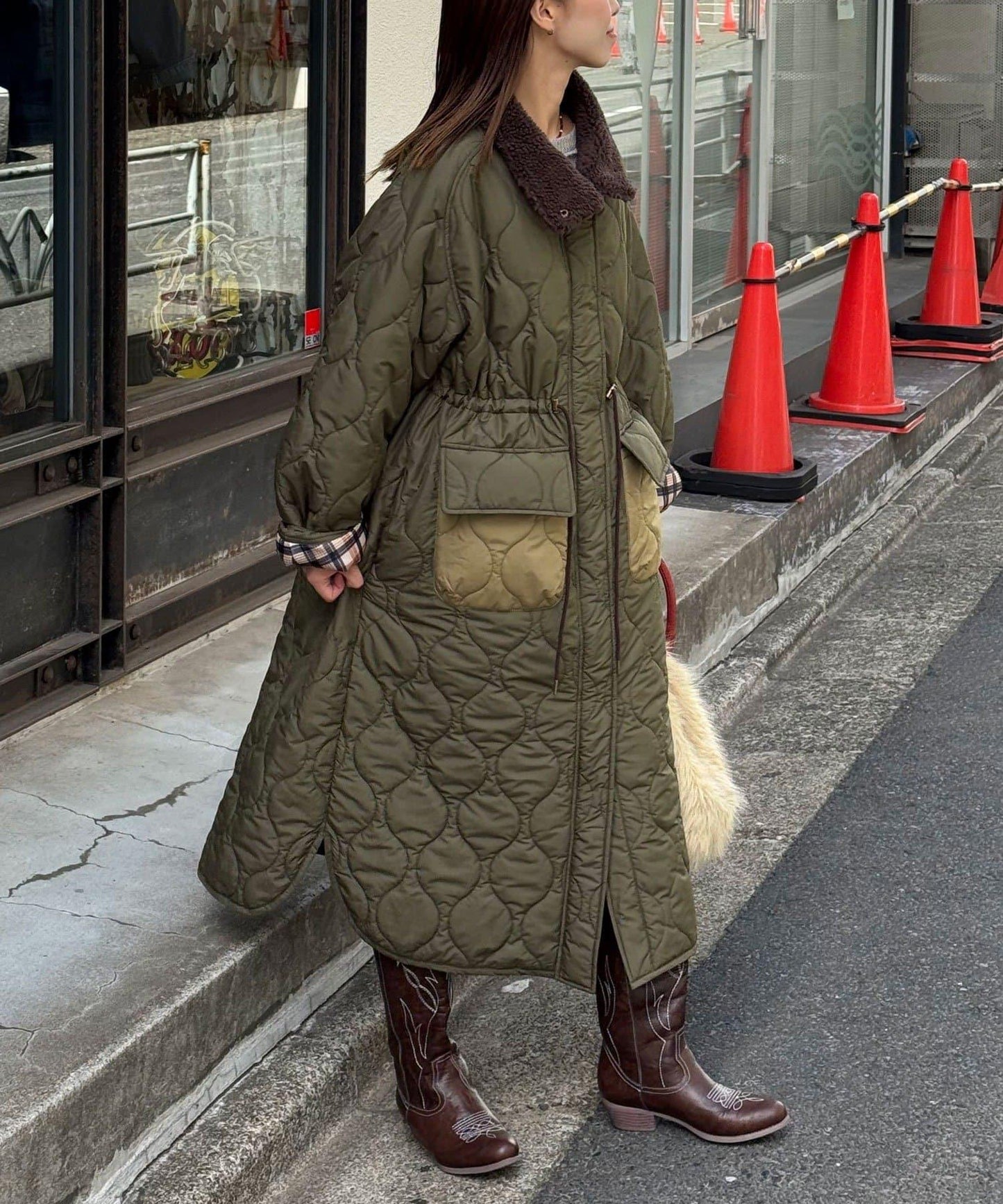 拼色翻領羊羔絨長款夾棉外套