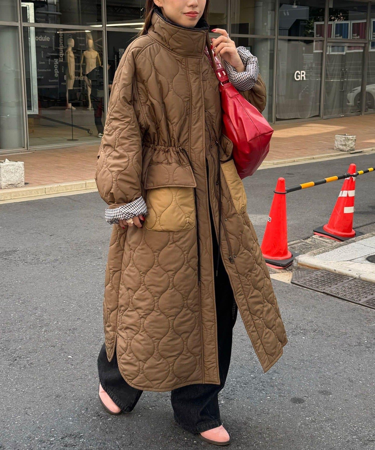 拼色翻領羊羔絨長款夾棉外套