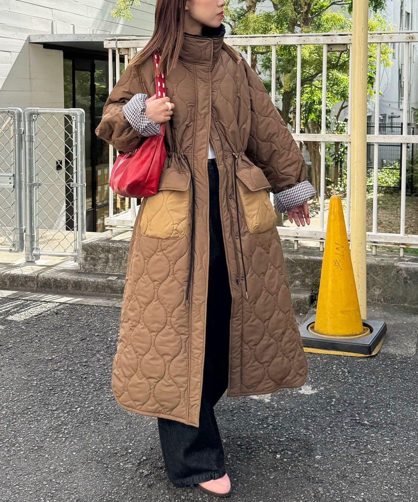 拼色翻領羊羔絨長款夾棉外套