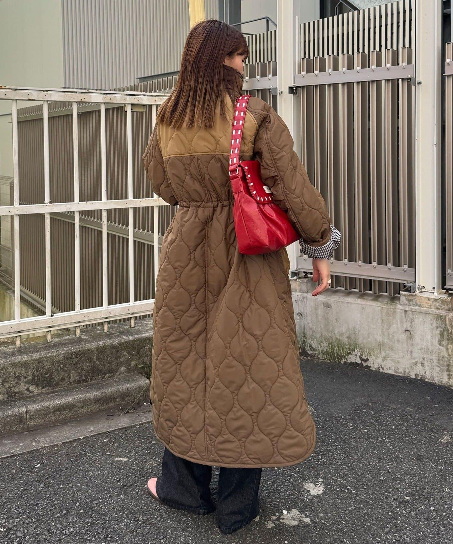 拼色翻領羊羔絨長款夾棉外套