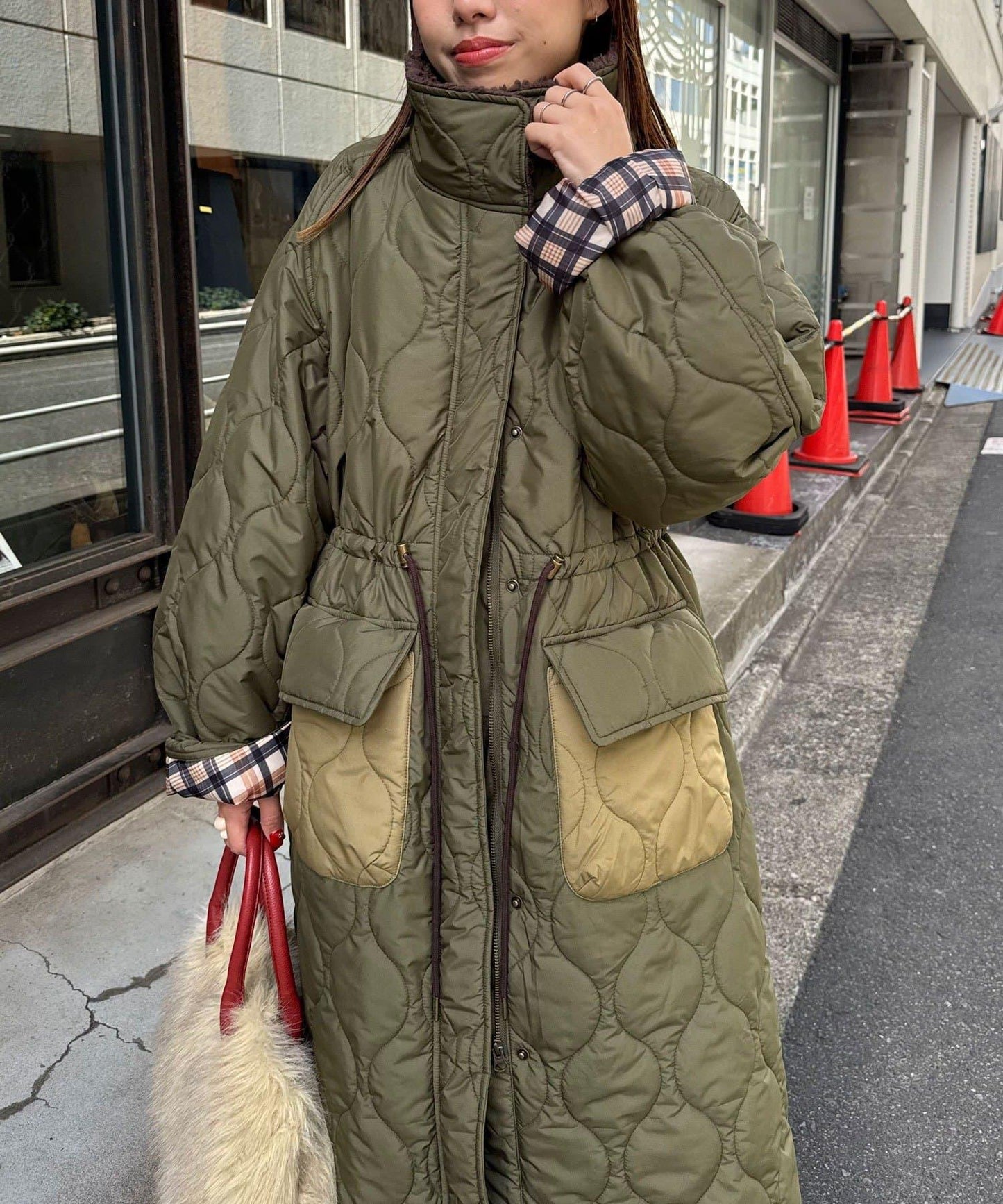 拼色翻領羊羔絨長款夾棉外套