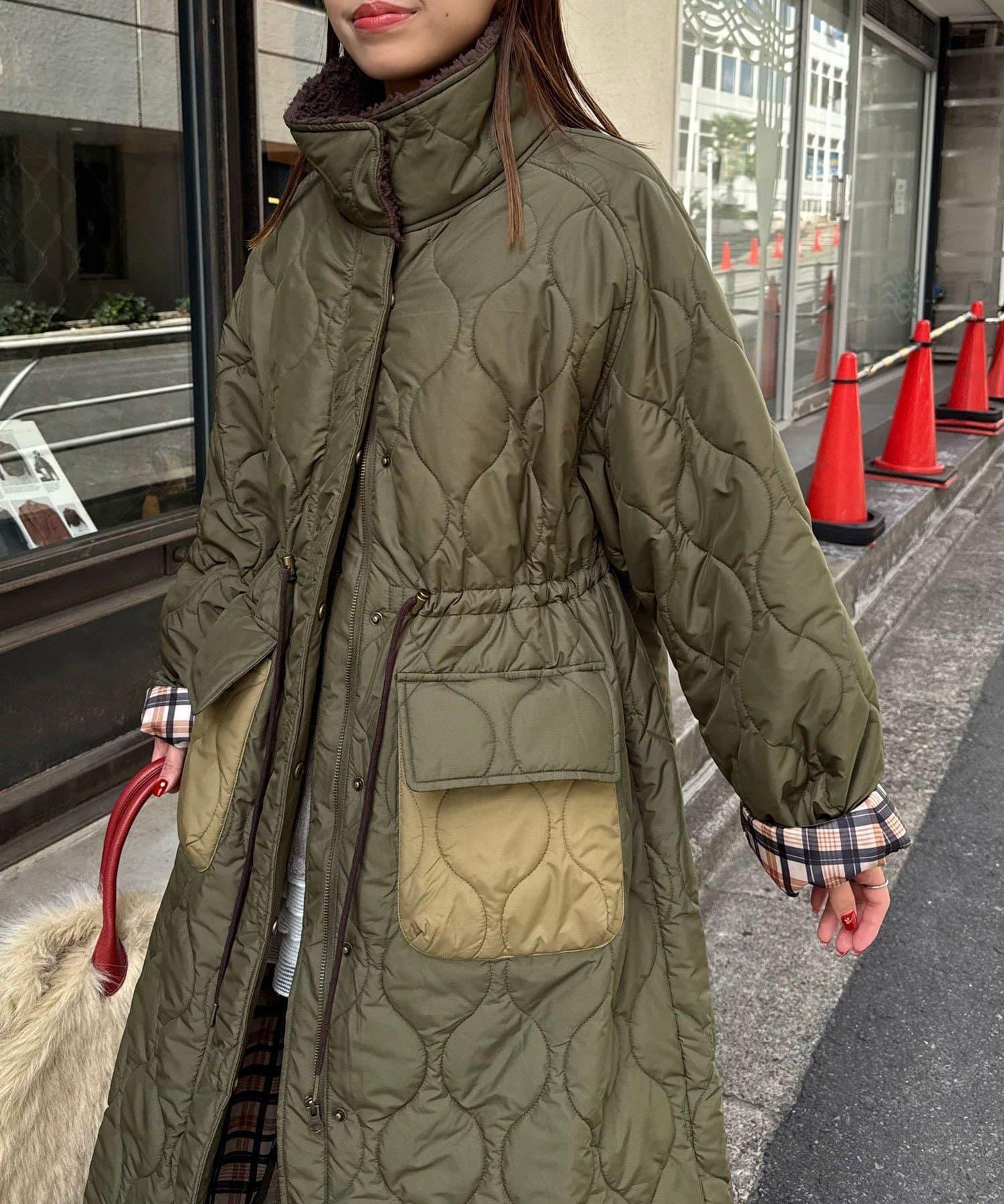 拼色翻領羊羔絨長款夾棉外套