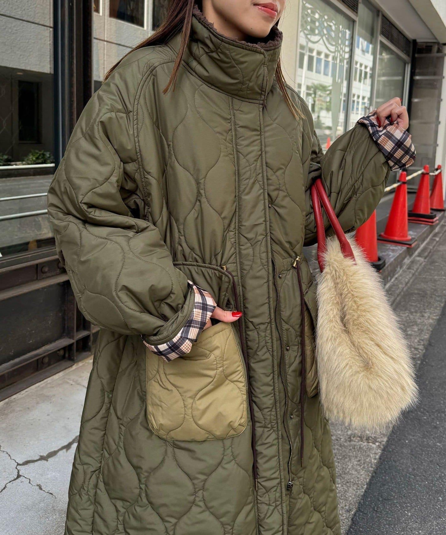 拼色翻領羊羔絨長款夾棉外套