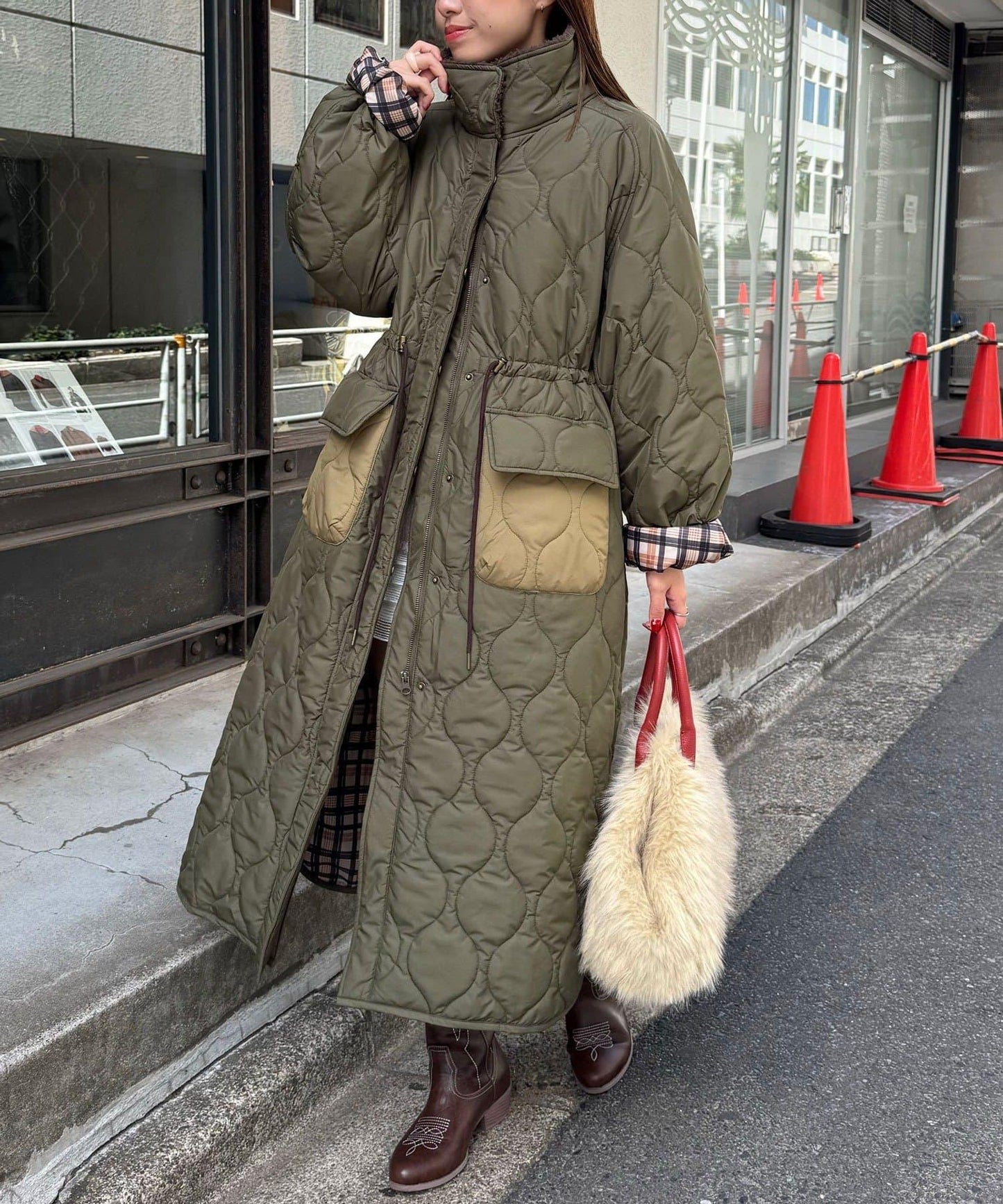 拼色翻領羊羔絨長款夾棉外套