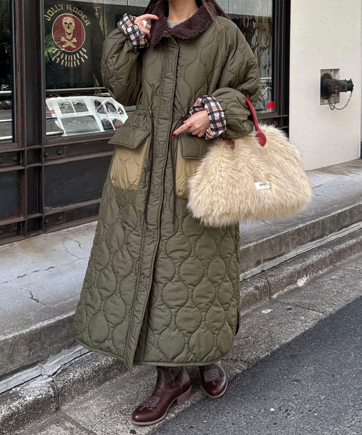 拼色翻領羊羔絨長款夾棉外套