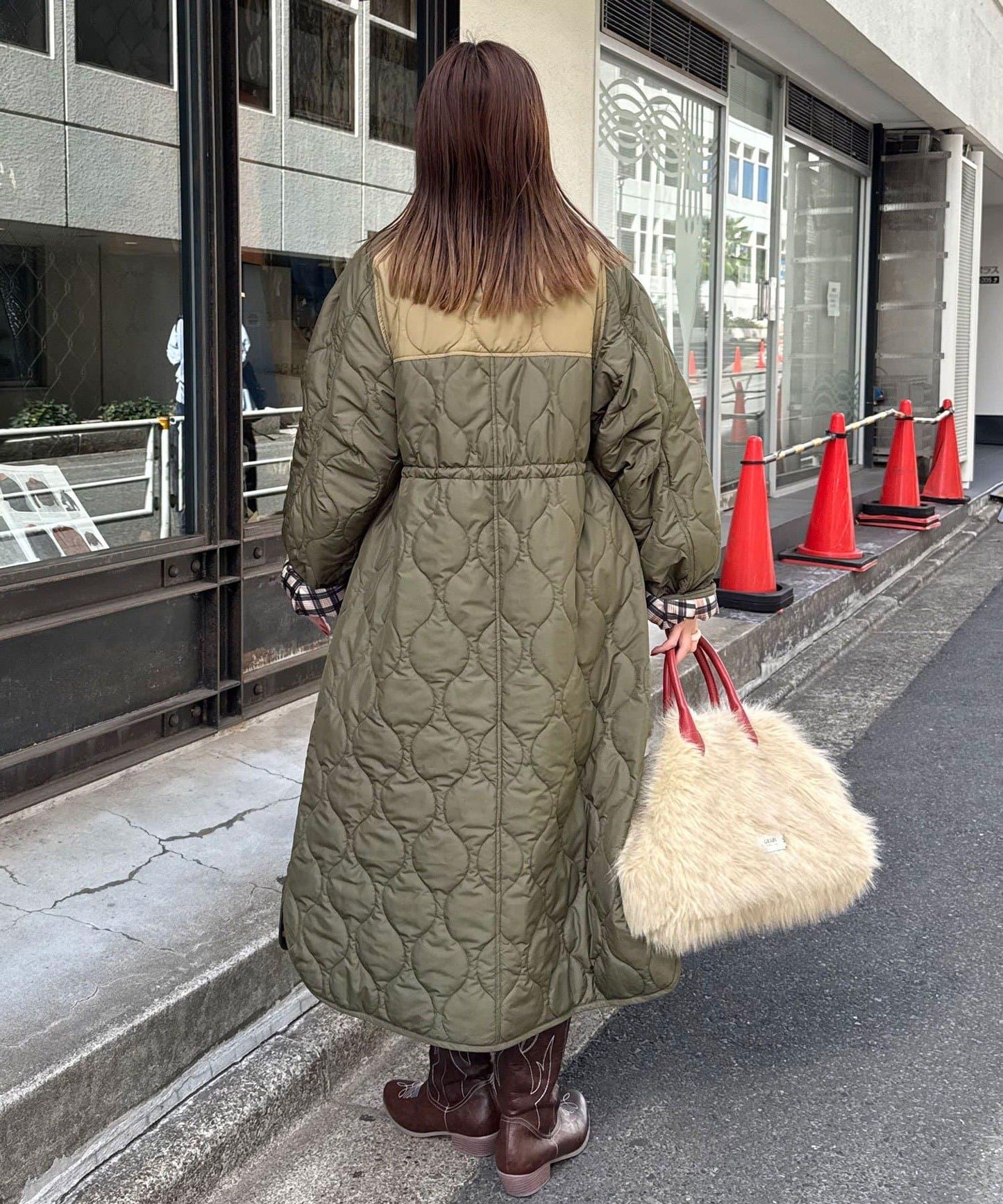 拼色翻領羊羔絨長款夾棉外套