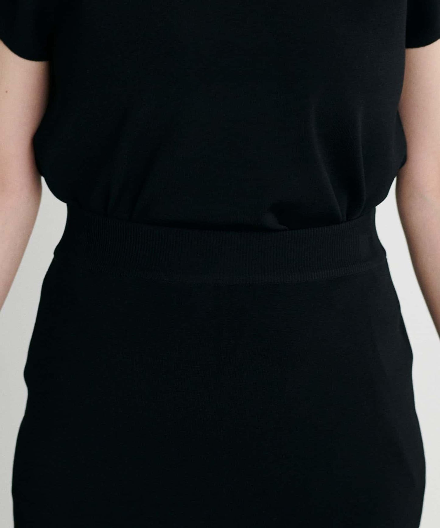 【LARUTA】防紫外線&接觸冷感簡約線條針織半身裙