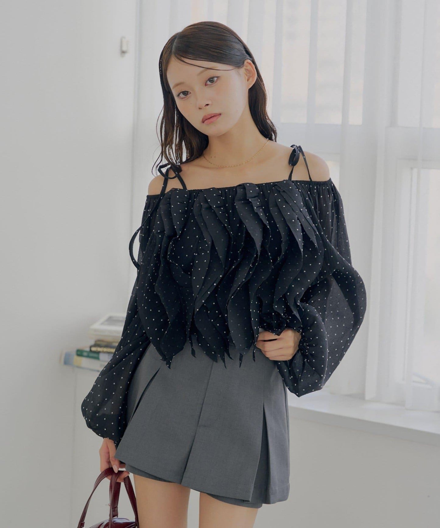 【Chico】荷葉邊一字肩襯衫