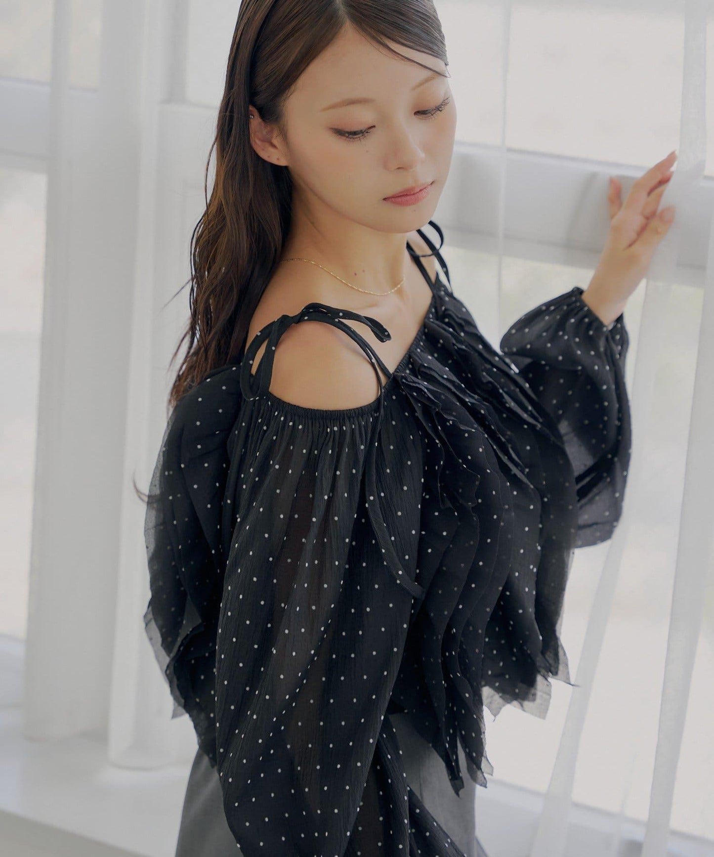 【Chico】荷葉邊一字肩襯衫