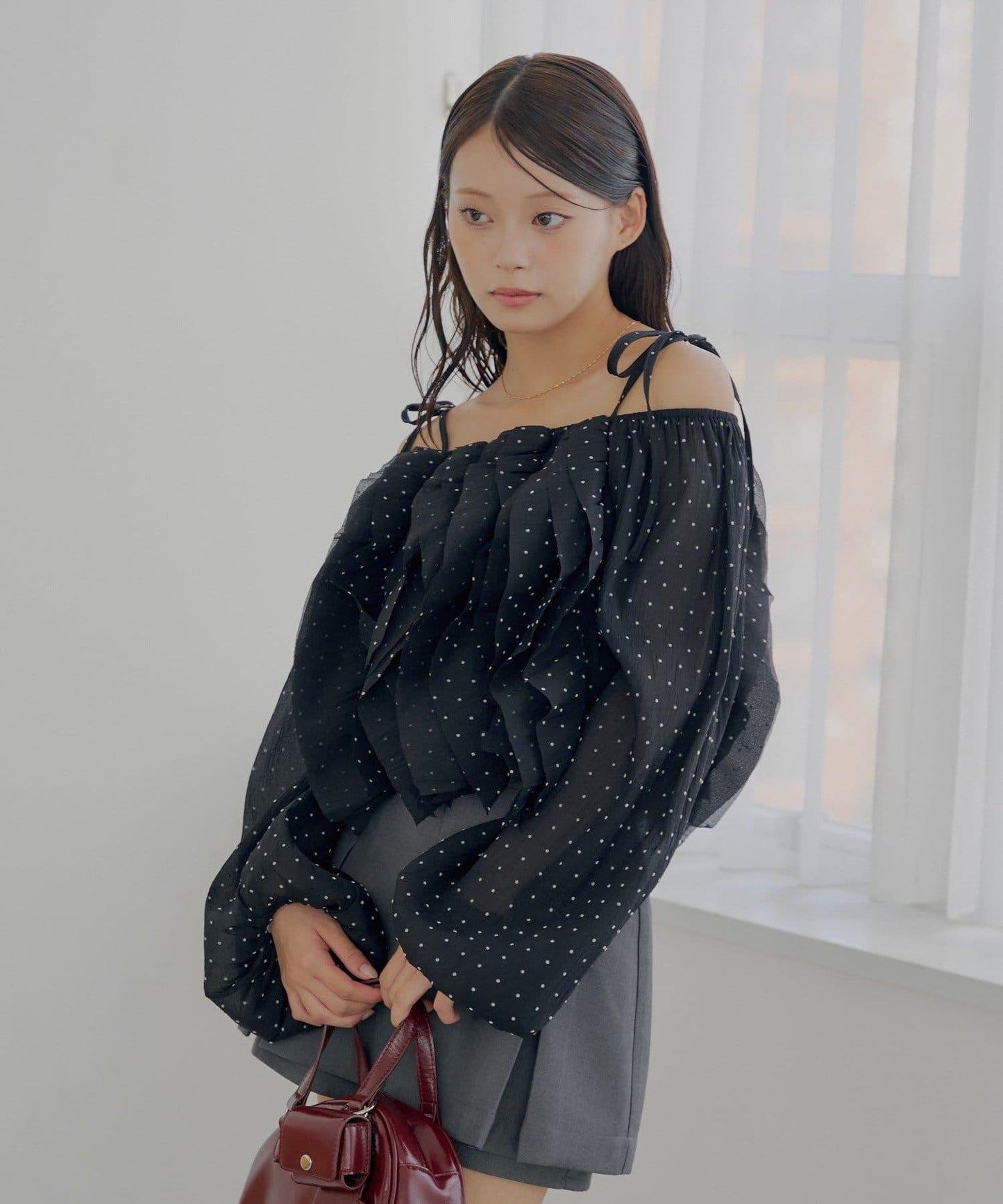 【Chico】荷葉邊一字肩襯衫