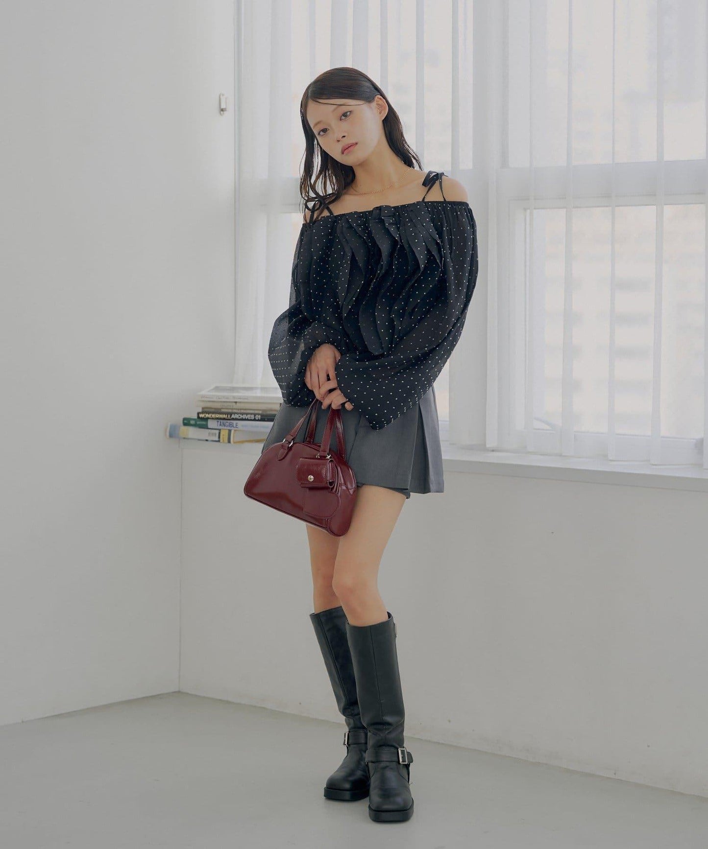 【Chico】荷葉邊一字肩襯衫