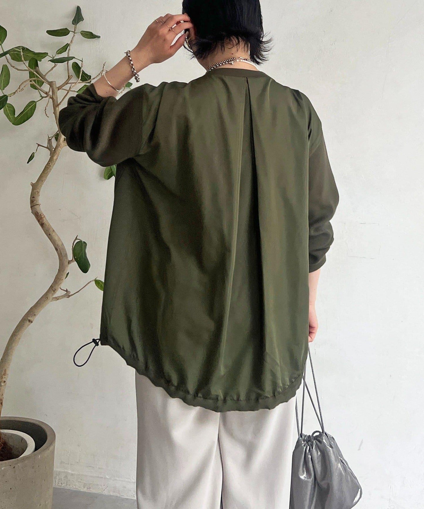 【寬鬆舒適但時尚】抽繩套頭衫