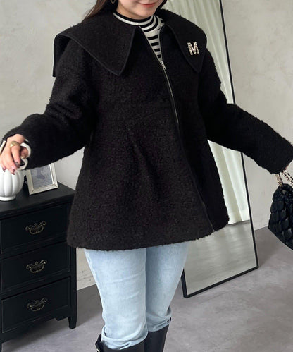 內襯絎縫大翻領滾邊荷葉擺羊羔絨短外套