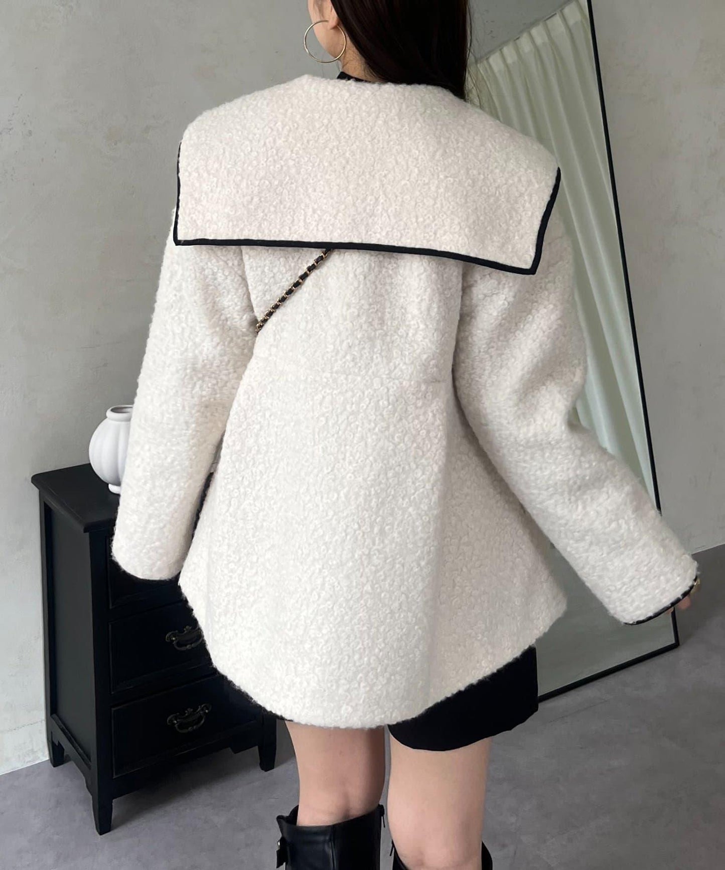 內襯絎縫大翻領滾邊荷葉擺羊羔絨短外套